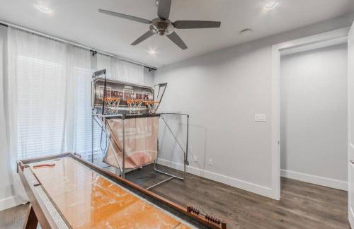 Stunning Townhome Near Uptown - Photo 14