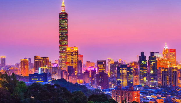 Taipéi 101 destaca en el skyline nocturno de la ciudad