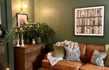 6 Luxury home near family park Pet friendly - Photo 1