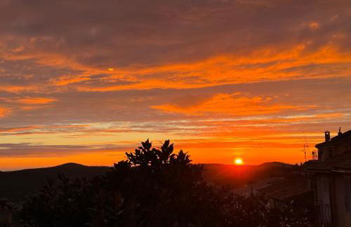 Studio le Nid, vue mer, village et collines avec terrasse - Foto 15