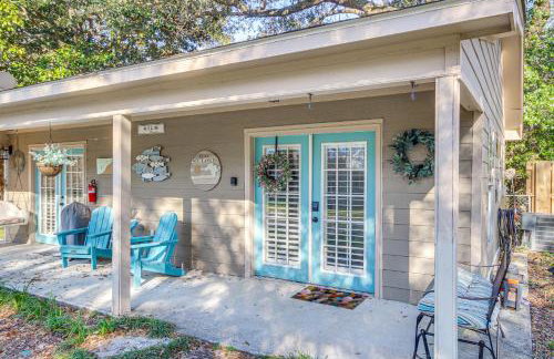 Walk to Beach Waveland Retreat with Yard! - Foto 1