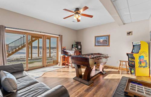 Spacious 4BR Cabin • Sleeps 12 • Games •Near Dells - Foto 5