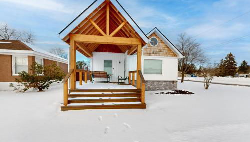 Walk to Beach and Dtwn East Tawas! Lake-View Retreat - Foto 2