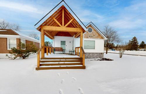 Walk to Beach and Dtwn East Tawas! Lake-View Retreat - Foto 2