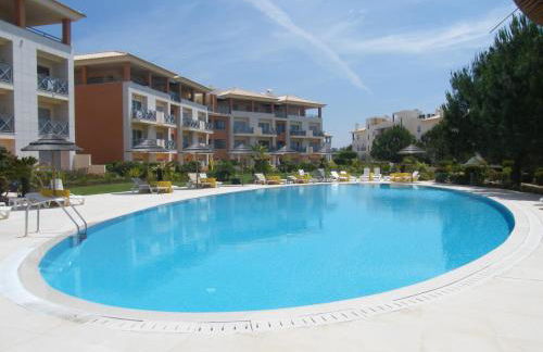 Luxurious first floor apartment with balconies overlooking pool and gardens. - Foto 1