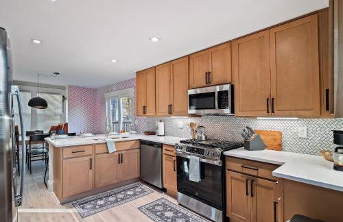 Cleveland Escape - Hot Tub - Karaoke Machine - Sleeps 12 - Foto 6