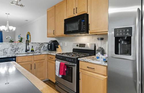 Entire home in prime Raleigh with community pool, dog park and golf course - Photo 8