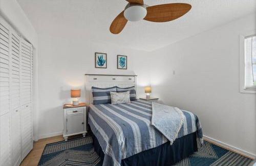 Private Bayfront Beach House with Dock, Steps to Beach and Restaurants - Foto 33