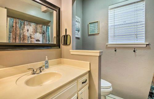 Home with Screened Porch about 10 Miles to Dtwn OKC! - Foto 17