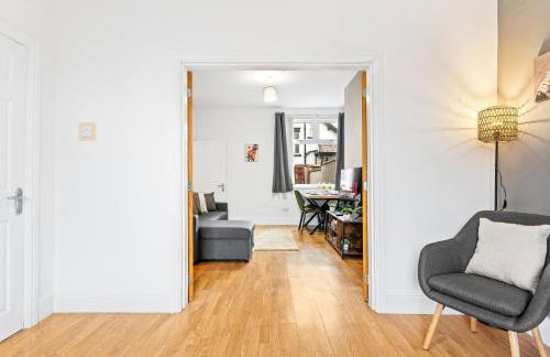 Comfortable 4 Bed Home - Free Parking & Fast WiFi - Foto 12