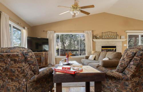 Lazy Squirrel - Cozy Family House with Full Game Room - Foto 28