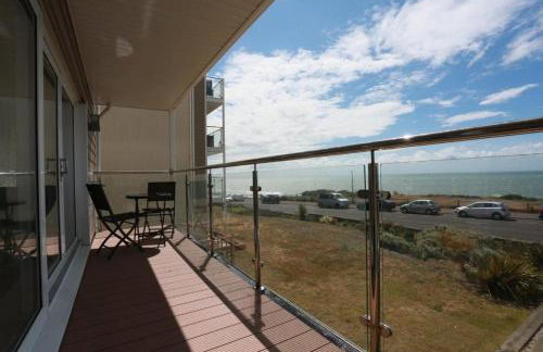 LATITUDE WEST by BOURNECOAST - An Impressive Holiday Apartment with FANTASTIC SEA VIEWS, a Balcony and Parking - FM6180 - Foto 1