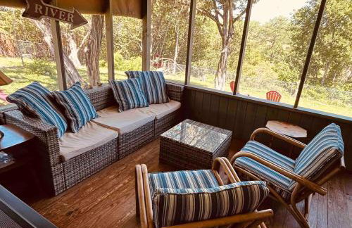 VINTAGE RIVER CAMP CABIN! PRIVATE RIVER ACCESs! - Foto 28