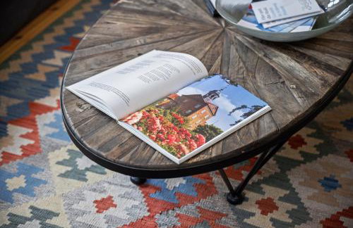 GUT KLETKAMP "Altes Torhaus" - Historisches Ferienhaus mit 5 Schlafzimmern I Kamin I Garten & Terrasse I Seeblick I 15 Min zur Ostsee I Moderne Küche I Hundefreundlich I Parkplätze I WLAN - Foto 8