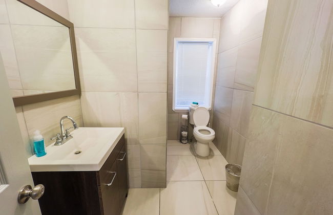 The Stone Castle - With Private Yard & Parking, Near Falls & Casino by Niagara Hospitality - Foto 25