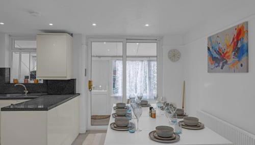 3BR Home for 6 in Rainham, Parking & Wi-Fi - Foto 3