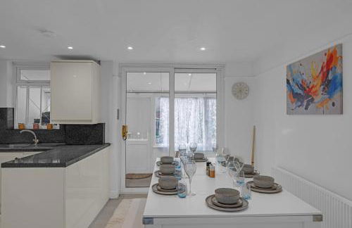 3BR Home for 6 in Rainham, Parking & Wi-Fi - Foto 3