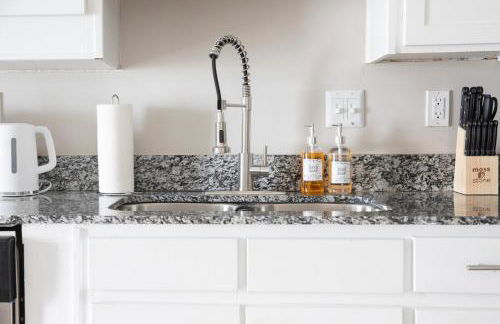 1BR Near UAB with Free Parking, Fast Wi-Fi, Workspace - Foto 25