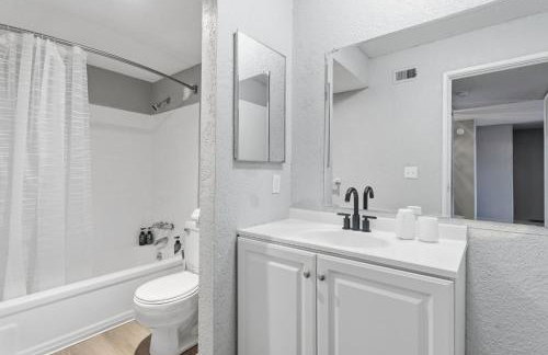 Comfortable bedroom and cozy living space - Foto 8