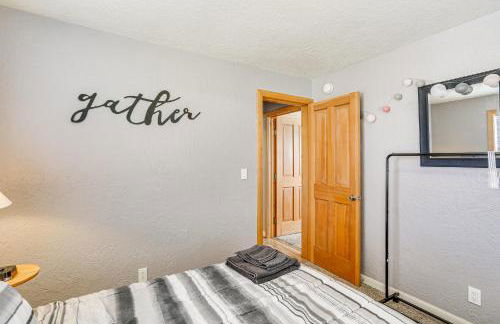 Less Than 1 Mi to Lake Almanor Home with Furnished Decks! - Foto 15