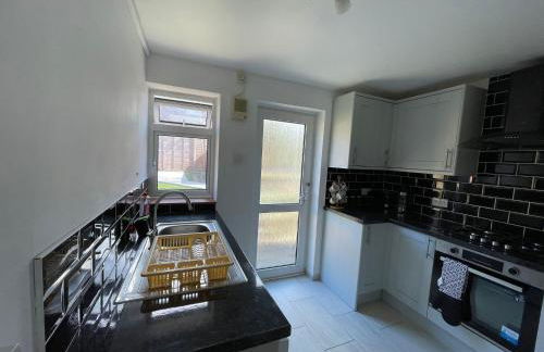Lovely 2 bedroom apartment with a garden - Photo 13