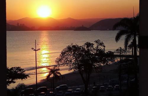 Ponta da Praia amplo 3dorm 3ban frente ao mar - Foto 33