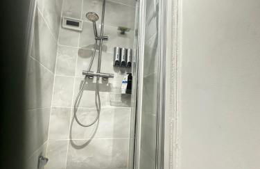 Spacious 3-Bedroom House with Fast Wi-Fi & Free Parking - Foto 17