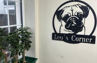 Eastcote London Retreat 3 min walk to Tube 30 min to central London , Free parking 3 cars, Private 1st Floor 2 Bedroom Suite 2 smart TVs with Fully Equipped Kitchen and Bathroom - Foto 11