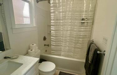 Amazing, Sunny, and Spacious! Steps to Campus! - Photo 5