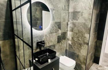 Spacious 2 Bedroom Modern Apartments - Central Location - Free Parking - Smart TV - Washer Dryer - Built for Contractors, Consultants and Work Teams - Foto 7