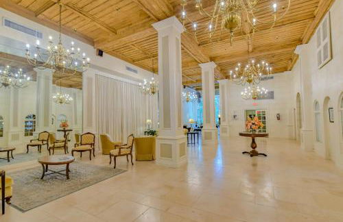 2BR Beachside Retreat with Pool - Foto 30