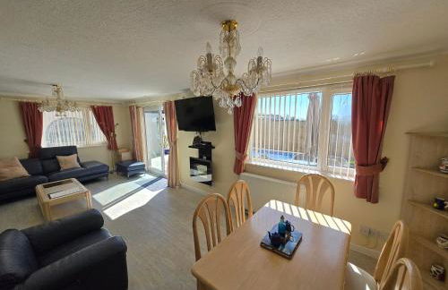 Family Bungalow with Private Pool - Photo 15