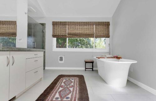 Stylish 3BR Retreat Close to Coast & Wineries - Foto 33