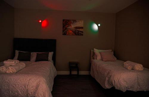 Stylish Flat in Wolverhampton - Short and long Stay with Free Parking - Photo 8