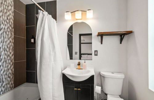 Elegant Reservoir Hill home with parking sleeps 8 - Foto 15