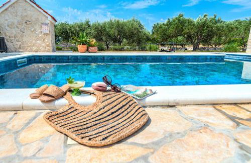 Holiday House Paula sa privatnim grijanim bazenom na mirnoj lokacija blizu mora - Foto 63