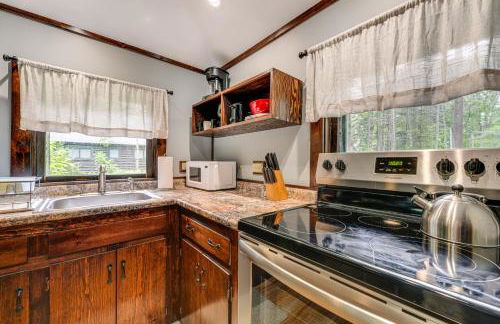 Walk to Barretts Park Wooded Cabin with Grill! - Foto 8