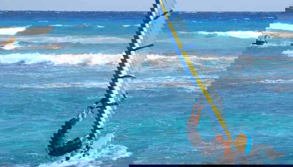 Practicando windsurf en Bentota