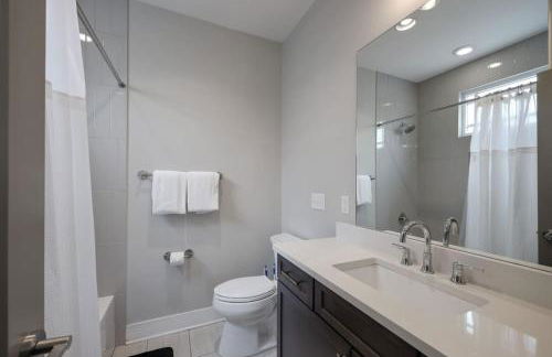 Two Townhomes - Hot Tubs and Rooftop Balconies - Foto 35