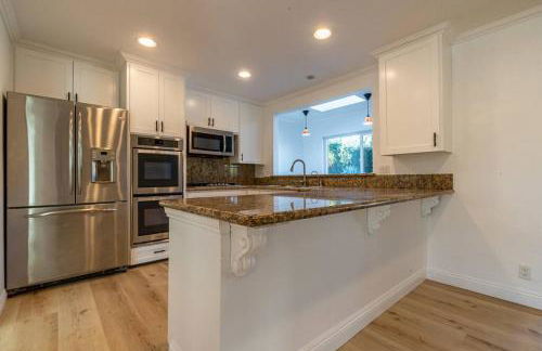 Modern 3 King Beds, Beautiful Large Backyard, WFH, Long Stays, Waterfall, WI-FI, FWY, 25 mins to Beach - Photo 7