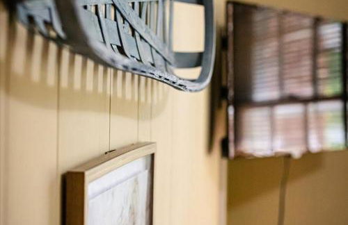 5BR Woodland Retreat on 7 Acres with a Pond - Foto 49