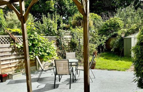 Inviting 4-Bed House near Heathrow w Fireplace - Foto 13