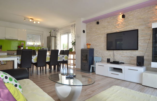 Exquisite Secluded Villa With Pool - Photo 10