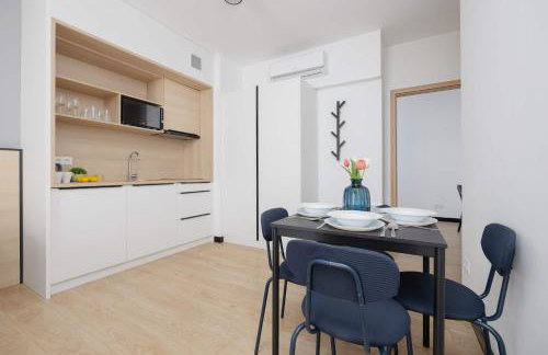 Bright Apartments with Air Conditioning, close to the Metro Station and PGE National by Noclegi Renters - Foto 4