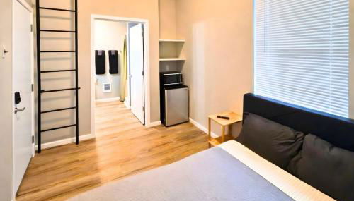 Cozy Micro Suite Unit 1 Sleeps 2 Minutes to Downtown - Foto 1