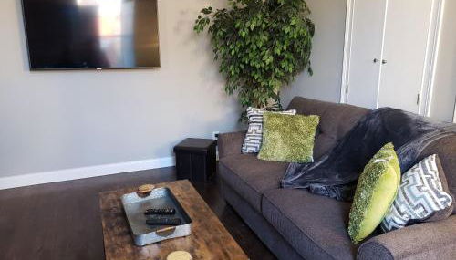 Fresh Modern Industrial split level - Photo 3