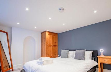 Exquisite Renovation in Central Location with Garden and Parking - Photo 10