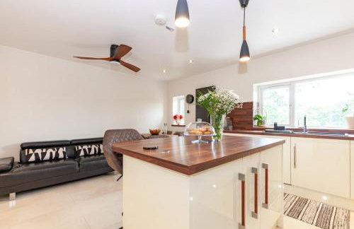 Modern 4 bedroom family home with driveway parking - Foto 14