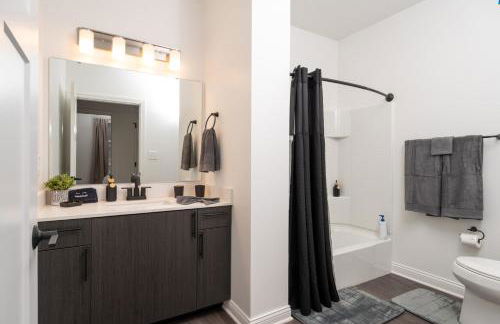 Sunrise Glow Spacious 2BR 2BA 2 King Beds Gym WFH - Foto 38