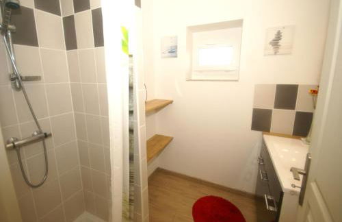 Modern holiday home in Crux-La-Ville with terrace - Foto 8